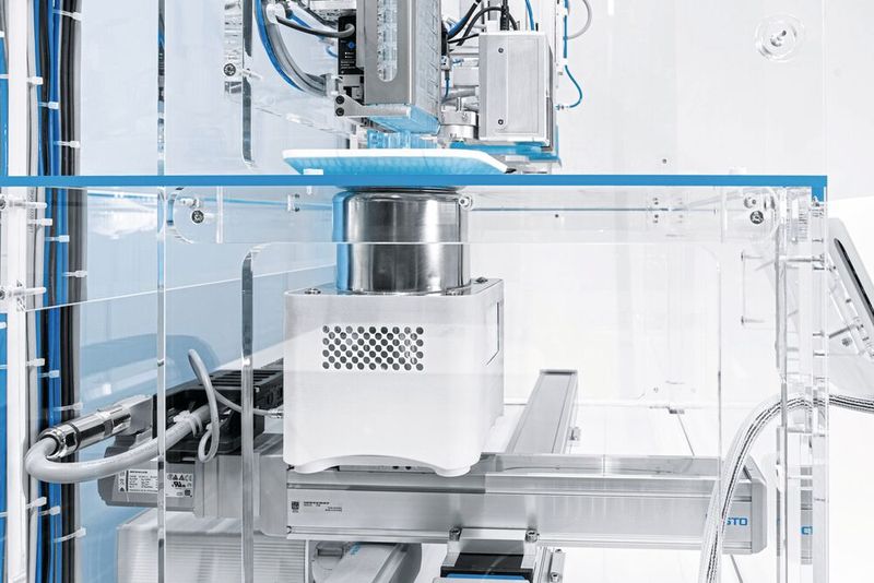 Berührungsloser Transport mit SupraMotion: Elektrische Achsen unter der Bodenfläche bewegen den Kryostaten und den darüber schwebenden magnetischen Carrier von Station zu Station. (Bild: Festo)