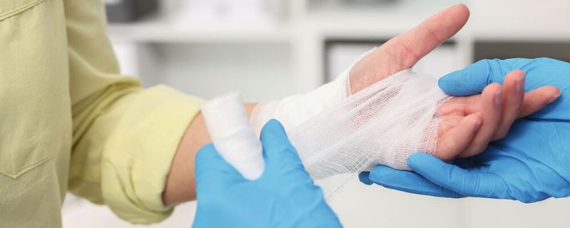 Chronische Wunden entstehen meist nicht durch Infektionen allein, sondern durch eine fehlgesteuerte Immunreaktion. (Symbolbild)(Bild: ©  New Africa - stock.adobe.com)