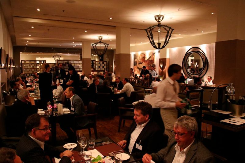 Nicht nur beim Abendessen und dem späteren Barabend war auch in diesem Jahr wieder ausreichend Zeit für intensives Networking. (Bild: Vogel IT-Akademie)