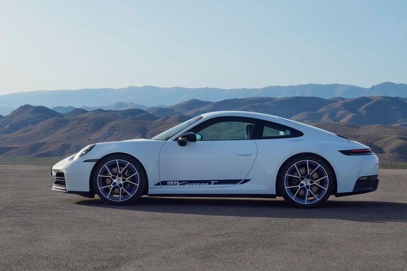 Auf über viereinhalb Meter ist der Porsche 911 in seiner aktuellen Ausbaustufe in der Länge angewachsen. (Bild: Porsche)