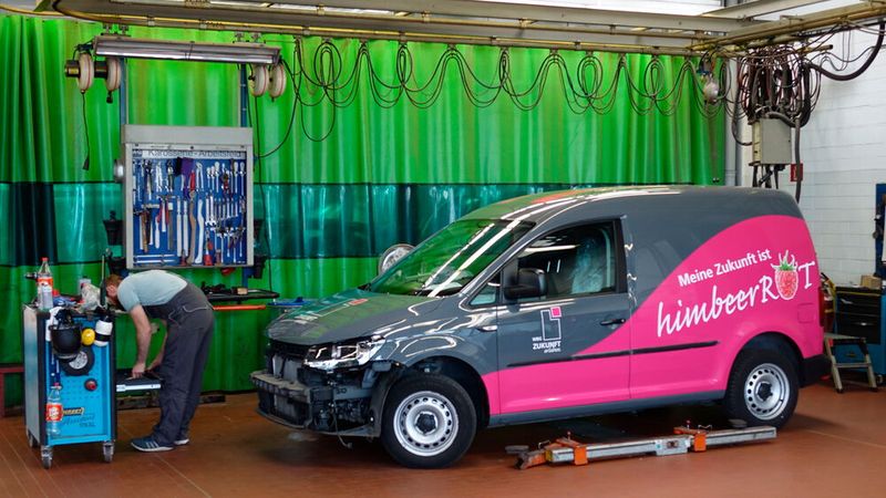 Unfallreparaturen werden an separierten Arbeitsplätzen erledigt. (Bild: Schreiner/»kfz-betrieb«)