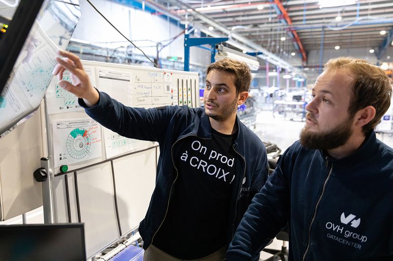Denn die 1999 gegründete OVH-Gruppe verwaltet und wartet nicht nur 28 Rechenzentren an zwölf Standorten auf vier Kontinenten und verfügt seit 2008 über ein eigenes globales Glasfasernetz, sondern verwaltet die gesamte Lieferkette für seine Cloud-Produkte. Dazu gehört auch die Versorgung aller Standorte mit eigener Rechnertechnik. (OVH )