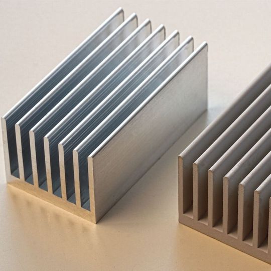 Wärmemanagement: Ein neuartiges Materialsystem erlaubt die Kombinationen konventioneller Werkstoffe und neuartiger Aluminium-Komponenten. Damit stehen Potenziale für die Entwicklung neuer, hocheffizienter Wärmemanagement-Lösungen in allen Industriebereichen bereit. Wärmemanagement: Ein neuartiges Materialsystem erlaubt die Kombinationen konventioneller Werkstoffe und neuartiger Aluminium-Komponenten. Damit stehen Potenziale für die Entwicklung neuer, hocheffizienter Wärmemanagement-Lösungen in allen Industriebereichen bereit.