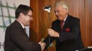 Kurt Kröger (re.) übernahm von Volker Borkowski das Amt des Techno-Aufsichtsratsvorsitzenden. (Foto: Techno)