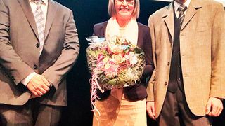 Obermeister Dieter Burkart (re.) und Geschäftsführer Ruben Schäfer verabschieden Sigrid Sammüller, die bis Ende 2016 für die Geschäftsführung der Kfz-Innung verantwortlich war. (Kfz-Innung)