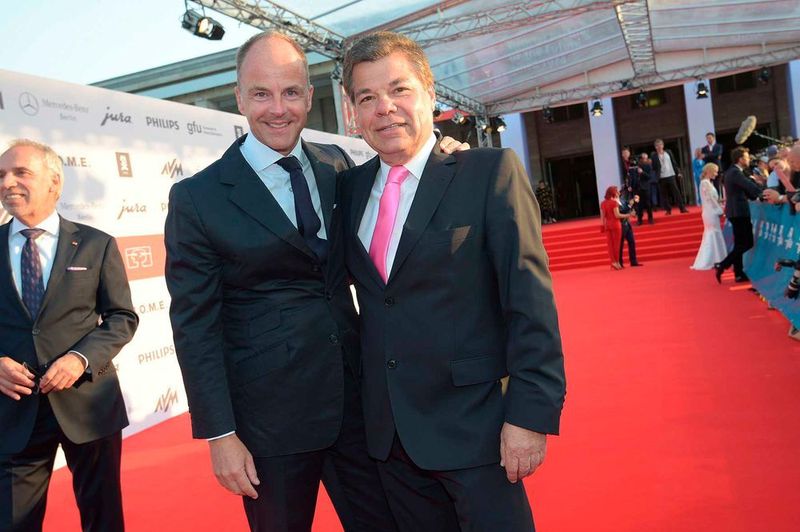 Dr. Christian Göke, Vorsitzender der Geschäftsführung der Messe Berlin und sein Vorgänger Raimund Hosch (r.) (Messe Berlin)