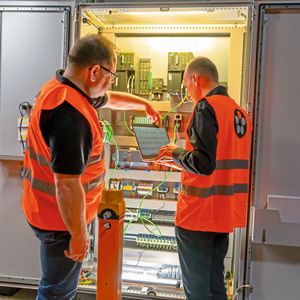 Den Health Check Service von Lapp gibt es in verschiedenen Stufen: Entweder nur als Abnahme oder umfangreicher als Vorsorgeuntersuchung für Maschinen und Netzwerke von der Untersuchung der Netzwerktypologie über die Analyse der Datenpakete und der elektromagnetischen Verträglichkeit bis hin zur Überprüfung der Echtzeitstabilität des Netzwerks. (Bild:  Lapp)