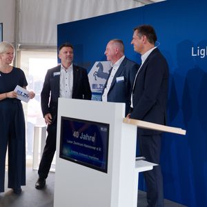 Niedersachsens Ministerpräsident Olaf Lies eröffnete zusammen mit dem Geschäftsführenden Vorstand des LZH, Prof. Dr.-Ing. Stefan Kaierle, Prof. Dr. Dietmar Kracht und Lena Bennefeld (v.r.n.l.) die Jubiläumsveranstaltung. (Bild:  LZH)