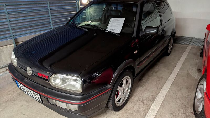 Massiv günstiger und sicher ein nettes Auto für Oldtimeranfänger: Diesen Golf 3 GTI mit „original Historie“ gab's bereits für VB 3.900 Euro. (Bild: Dominsky – VCG)