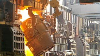 In den Konvertern der Stahlindustrie kommen hochbeanspruchte Großlager zum Einsatz. (NSK)