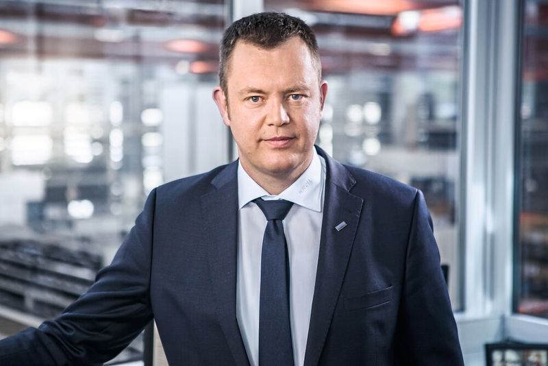 Trotz Digitalisierung setzt Joachim Riebsamen, Abteilungsleiter Rohbau bei Knoll, weiter auf Mitarbeiter in Arbeitsvorbereitung und NC-Programmierung: „Die haben das gut im Griff und der Aufwand ist vertretbar.“ (Trumpf)