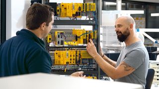 Die Pilz Gruppe erreicht einen neuen Umsatzrekord von 348,4 Mio. Euro. Das hat das Familienunternehmen für sichere Automation vor allem auch der hohen Innovationskraft seiner Mitarbeiterinnen und Mitarbeiter zu verdanken.  (Pilz)