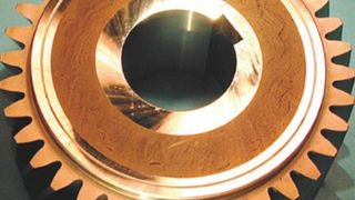 Epoxidharzschaum bietet aufgrund seiner einfachen Herstellung einige Vorteile wie die direkte, klebende Verbindung zum Stahlwerkstoff und die Integration des Aufschäumschrittes in die Zahnradfertigungskette.  (Bild: ISF)