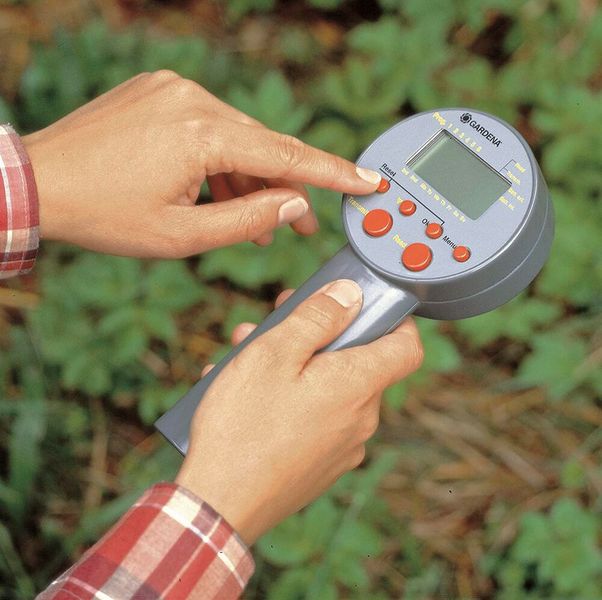 Die Programmiereinheit zur Bewässerungssteuerung funktioniert in Kombination mit den entsprechenden Bewässerungsventilen und Steuerteilen als automatisiertes Bewässerungssystem. Die Datenübertragung der Programmiereinheit auf die Steuerung funktioniert kabellos. Bis zu sechs Aktivitäten können pro Tag ausgewählt werden. Preis: ca. 22 bis 90 Euro. (Bild: Gardena / gefunden auf Amazon.de)