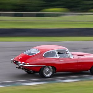 Ein schickes Detail ist die klangvolle Edelstahlauspuffanlage, deren zwei Endrohre unter dem Heck hervorlugen.(Bild:  Jaguar)