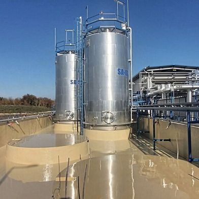 Chemark (Berhida/HU) produziert mehr als 65 Millionen Liter Pflanzenschutzmittel und Dünger pro Jahr. (Bild: Sto Építőanyag Kft./StoCretec.)