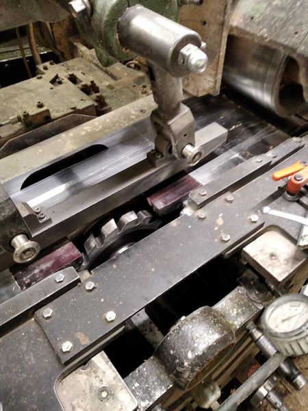 Eine Herausforderung beim Hobeln in der Holzverarbeitung bildet der Holzstaub, der Sensorik und Aktorik belastet. (Bild: Mocopinus)