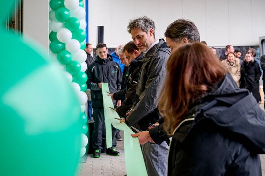 CEO Torsten Türling, Executive Vice President Bruno Oberle, Standortleiter Sebastian Kühne und der dienstälteste Mitarbeiter am Standort, Bernd Schmidt, bei der feierlichen Banddurchtrennung.(Bild:  Syntegon)