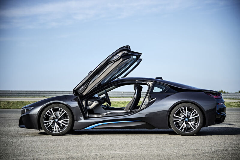 Der BMW i8 startet ab Juni 2014 auf sportliche und umweltfreundliche Weise auf den Straßen durch. (BMW)