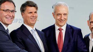 Werkleiter Hans-Peter Kemser, Vorstandsvorsitzender Harald Krüger, Sachsens Ministerpräsident Stanislaw Tillich und Joachim Kolling, Leiter BMW Group Energy Services, (v. li.) nehmen die BMW Speicherfarm Leipzig in Betrieb. (christophbusse.de)