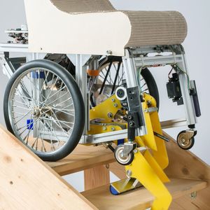 Mit Ausnahme von Wendeltreppen kann mit der Technik jede Treppe überwunden werden. Dazu ist der Rollstuhl mit Sensoren und einer Kamera ausgestattet.(Bild:  Uli Benz / TU Muenchen)