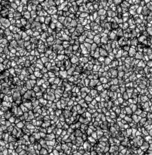 Ruhige Sonnenaktivität, vom schwedischen Solarteleskop in 2014 aufgezeichnet. Dieses Bild zeigt eine ungewöhnlich ruhige Sonne. Es sind wenige Sonnenflecken zu sehen. Die Körnungen entstehen durch die Konvektion und sind Tropfen von aufstrebendem und fallendem Gas. Die hellen Flecken, die sich in den Abständen zwischen den Körnungen ausbilden, sind Sonnenfackeln. Dieses Bild illustriert die ausgezeichnete Bildqualität des schwedischen Solarteleskops. Mit kleineren Teleskopen können die hellen Flecken nichthochauflösend dargestellt werden. (Bild: Mikrotron)