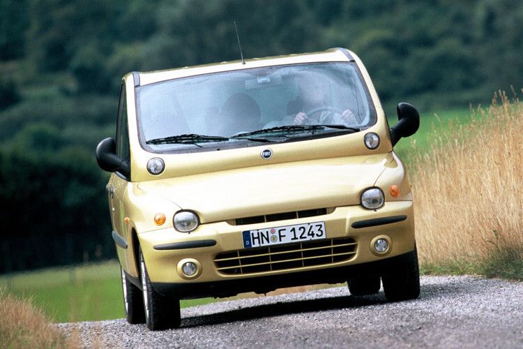 Die Fahrzeugfront des Multipla ist geradezu irritierend hässlich. Das liegt daran, dass in einem Wulst direkt unter der Frontscheibe zunächst die runden Fernlicht-Scheinwerfer angebracht sind. (Foto: Fiat)