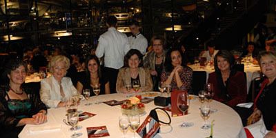 Ein großer Tisch langjähriger Teilnehmerinnen des Unternehmerinnenkongresses, rechts Gesa Groenewold, die erste Preisträgerin des Women´s Award. (Archiv: Vogel Business Media)