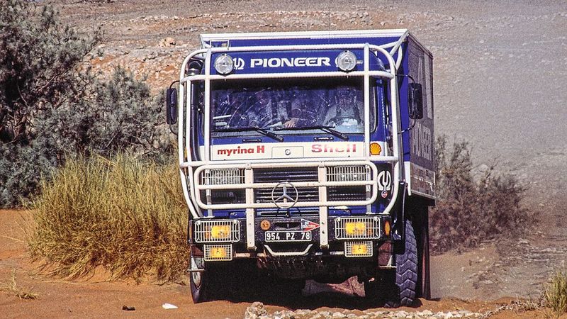 Auch bei den Brummis ist Mercedes-Benz erfolgreich: Der Allrad-Lastwagen 1936 AK mit Georges Groine, Thierry de Saulieu und Bernard Malfériol wird Sieger der Lkw-Klasse. (Bild: Mercedes-Benz AG)