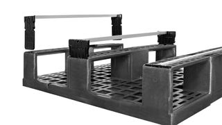 Mit drei Aluminiumprofilen unter den Kufen ist die Palette für Rollen- und Kettenförderer geeignet und besonders verschleißfest. (Cabka-IPS)