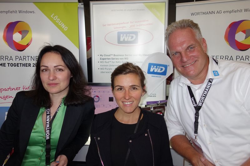 Gestern noch die IFA gerockt und heute in Hüllhorst: das WD Team (v. l.) Daniela Pitzalis, Angelina Boi und Jörg Andreas. (Bild: IT-BUSINESS)
