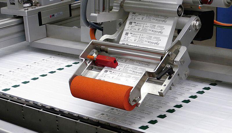 Mehr Flexibilität: Die Integration eines frei programmierbaren Thermotransferdruckers erlaubt, Informationen aufs Etikett zu bringen, die jederzeit kundenspezifisch geändert werden können. (Bild: GEA Tiromat)