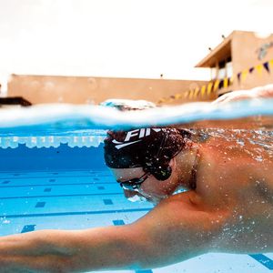 Bei www.wie-einfach.de gibt es den Duo Underwater MP3-Player. Über die Bone-Conduction-Technologie wird die Musik über die Wangenknochen ins Innenohr geleitet, mit einem Clip lässt sich der schlanke Duo Underwater MP3-Player am Riemen der Schwimmbrille befestigen. Er verfügt außerdem über vier GB Flash-Speicher, der Schwimmer bis zu sieben Stunden mit Musik versorgt.