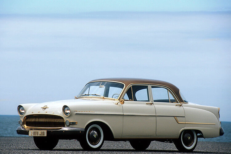 Im Juli 1956 erfolgte nach 61.543 Einheiten der nächste Modellwechsel: Im August startet der optisch und technische modifizierte Kapitän '56 mit angedeuteten Heckflossen, großem Chromkühler und zusätzlichen Diagonal- und Längsstreben für besseres Fahrverhalten. Am 9. November 1956 rollte in Rüsselsheim der zweimillionste Opel vom Band – ein Kapitän mit vergoldeten Zierteilen. (Foto: Opel)