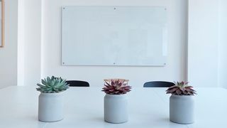 Je größer ein Unternehmen, desto länger ist die Recherchephase und desto mehr Personen sind in die Entscheidung involviert. (gemeinfrei)