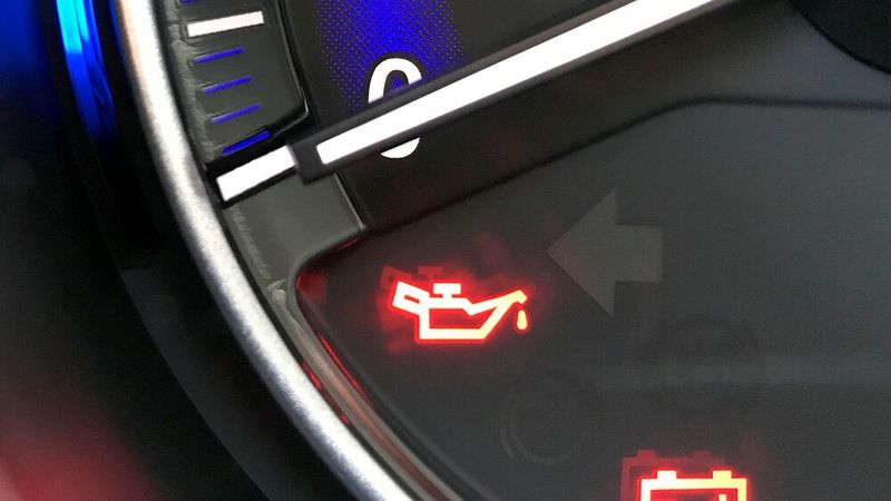 Droht deutschen Autofahrern ein Ölmangel? Teurer dürfte der Ölwechsel auf jeden Fall werden.(Bild:  Rosenow/»kfz-betrieb«)