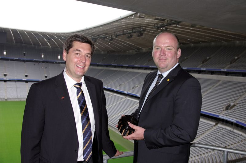 Berichteten in der Münchner Allianz-Arena über die sportlichen Ziele von Sandvik Coromant beim Verzahnungsfräsen: Kenneth Sundberg (l.) und Axel Küpper. (Kroh)