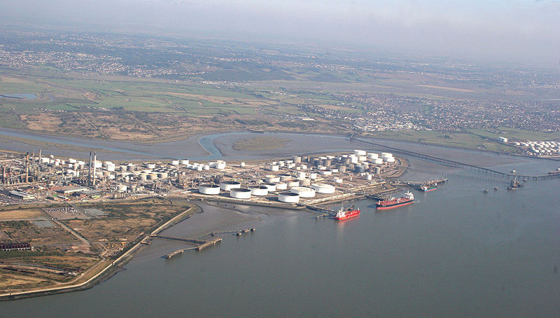Coryton refinery near London, England. The tightening marginss on the Eruopean crude oil refining market meant the end for Europe's biggest refifer etroplus and the Coryton site, a major supplier of fuels in Southern England. (Picture: Wikimedia Commons)