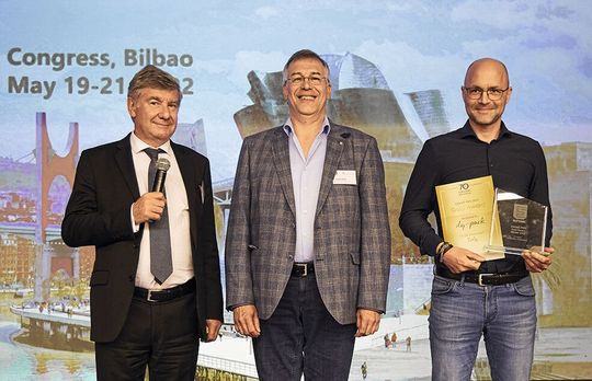 Von links nach rechts: Eurosac-Präsident Olivier Tassel und Jurypräsident Herbert Rode gratulieren dem Gewinner des goldenen Eurosac Grand Prix Award dy-pack, vertreten durch Peter Perrone. Von links nach rechts: Eurosac-Präsident Olivier Tassel und Jurypräsident Herbert Rode gratulieren dem Gewinner des goldenen Eurosac Grand Prix Award dy-pack, vertreten durch Peter Perrone.