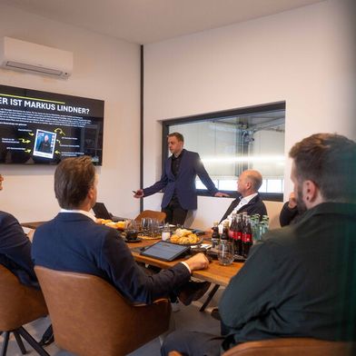 Markus Lindner vor der Jury – der Inhaber von Lindners Boxenstopp beim Besuch der Jury des Automotive Business Awards. Er erklärte ausführlich sein Konzept für Flottenkunden.  (Bild: Jonas Blank)