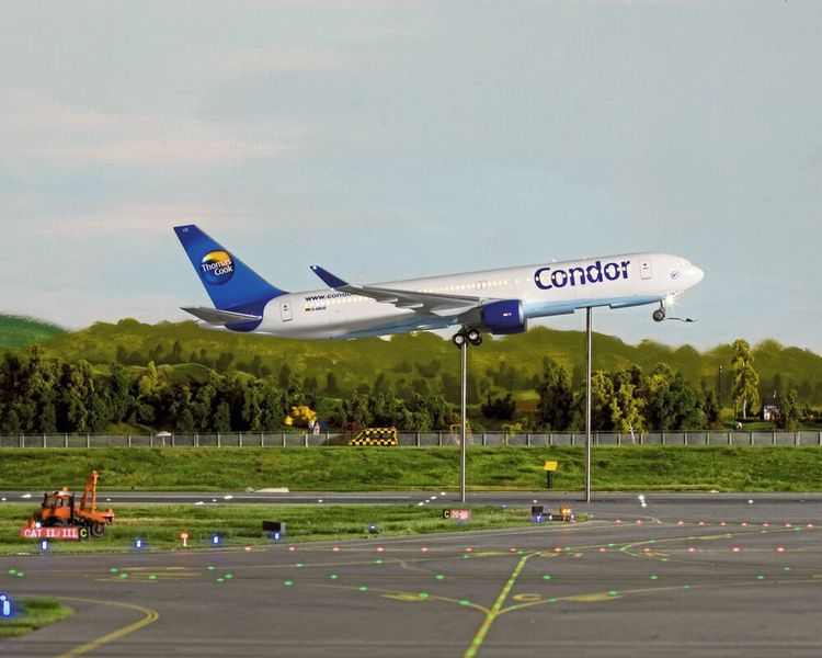 Eines von 52 Flugzeugmodellen hebt vom Knuffingen Airport ab. (Miniatur Wunderland Hamburg)