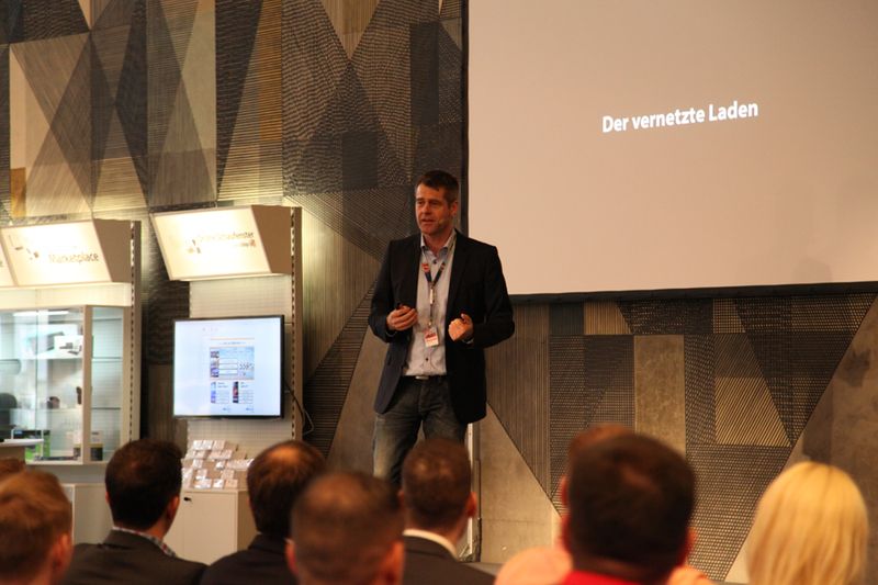 Brodos CEO Dominik Brokelmann präsentierte in seiner Keynote das durchgängige Omni-Channel-Konzept „Der vernetzte Laden“. (Bild: Brodos)