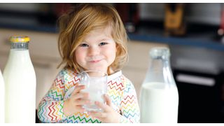 Abb. 1: Milch und Milchprodukte enthalten eine Vielzahl von Nährstoffen, doch nicht alle Menschen können sie unbeschwert genießen: Die Kuhmilchallergie gehört zu den häufigsten Formen einer  Lebensmittelallergie. (Symbolbild) (Bild: © Irina Schmidt - stock.adobe.com)