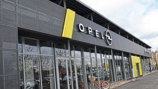 Das Autohaus Jacob steht direkt gegenüber der Stellantis-Deutschland-Zentrale am Rüsselsheimer Rugbyring. (Bild: Rehberg / VCG)