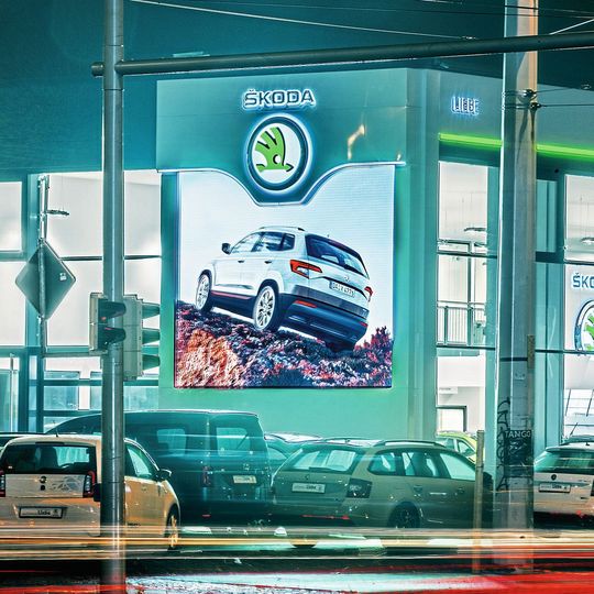 In Leipuig sorgt derzeit im neu eröffneten Skoda-Autohaus der Liebe-Gruppe ein riesiger LED-Bildschirm an der Außenwand für Aufmerksamkeit.(Bild:  Skoda/Jörg Singer)