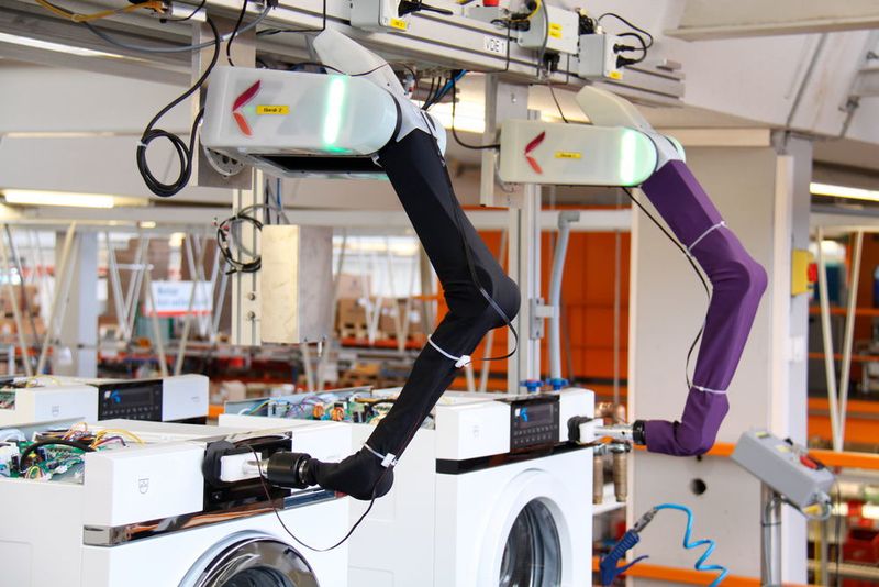 Leichtbauroboter Biorob in der Qualitätssicherung beim Waschmaschinenhersteller V-ZUG. (Bild: Bionic Robotics)