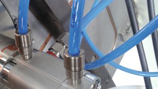 Eisele Steckverbindungen und Schläuche garantieren stabile Medienkreisläufe. (Bilder: CW Service)