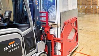 Am Gabelstapler montiert, garantiert SLC stets das beschädigungsfreie Handling der Ware – und spart bis zu 30 Prozent Energie ein. (Bild: Kaup)