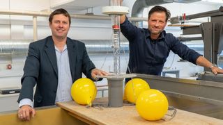 Prof. Dr.-Ing. Christian Keindorf (links) und Projektmitarbeiter Andreas Glaß mit ihrem Modell eines Wellenkraftwerks.  (Sönke Schaack. )