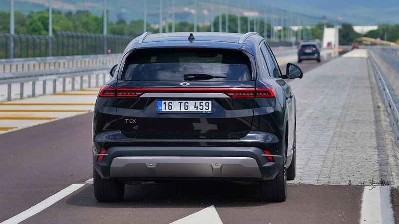 An der Hinterachse sitzt ein Elektromotor mit 160 kW/218 PS. Später soll ein Allradmodell mit einem zusätzlichen Frontmotor und 320 kW/435 PS kommen. Die Reichweiten der verfügbaren Autos beziffert Togg auf 314 beziehungsweise 523 Kilometer. (Bild: Andreas Conrad, FrontRowSociety.net)